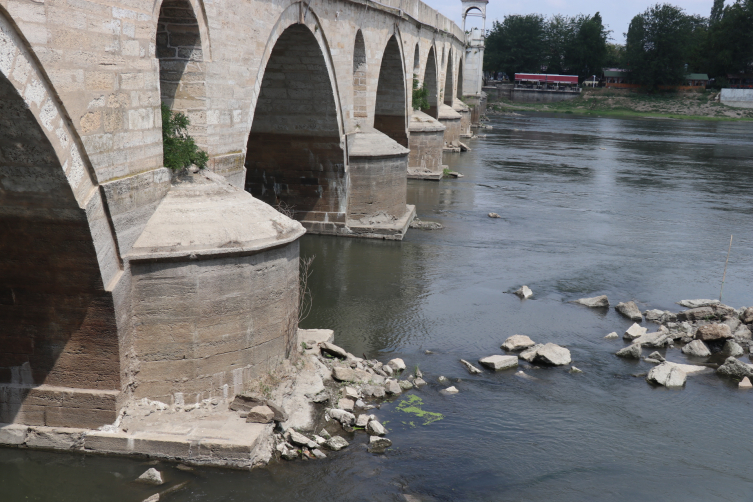 Meriç Nehri'nin debisi düşünce köprünün ayakları ortaya çıktı