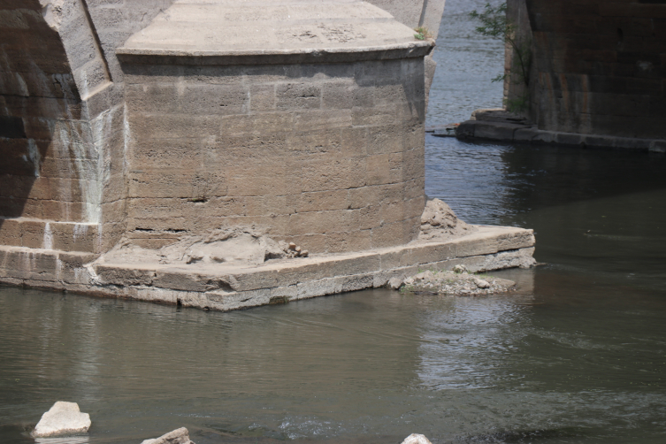 Meriç Nehri'nin debisi düşünce köprünün ayakları ortaya çıktı