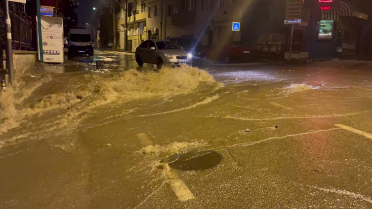 Bursa'da sağanak yolları göle çevirdi