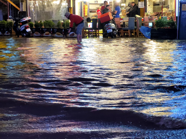 Bursa'da sağanak yolları göle çevirdi