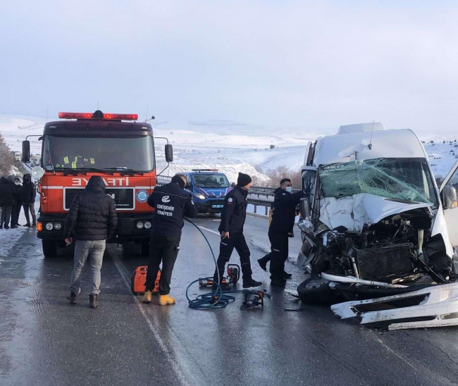 Eskişehir'de öğrenci servisiyle kamyon çarpıştı: 16 yaralı