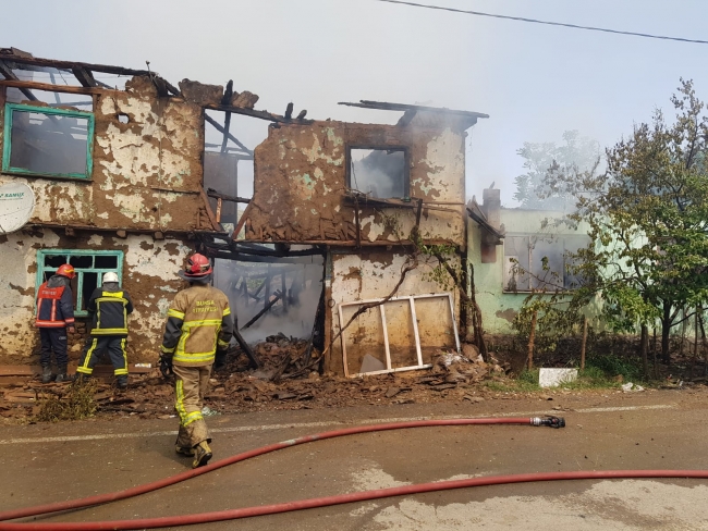 Bursa'da yangından zarar gören 2 ev kullanılamaz hale geldi