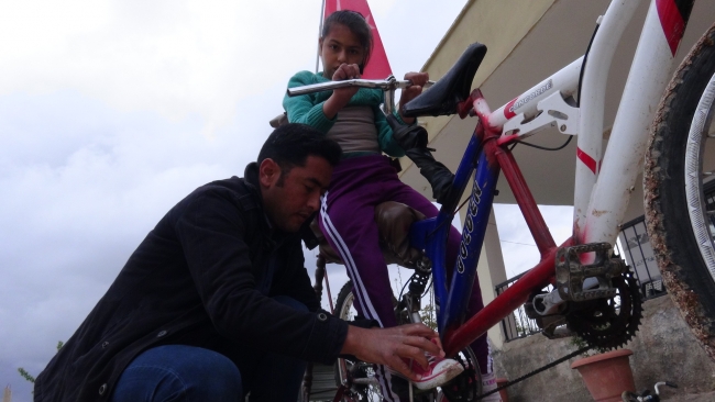Engelli kızının bisiklete binme hayalini kendi tasarımı ile gerçekleştirdi