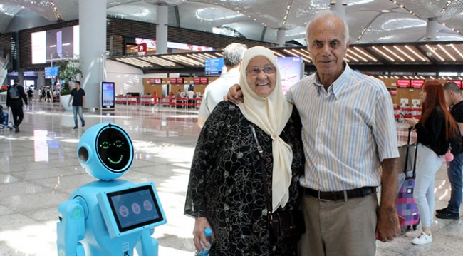 Havalimanındaki danışma robotlarına yoğun ilgi
