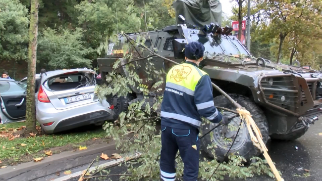 Sarıyer'de zırhlı polis aracı 6 araca çarptı: 3 yaralı