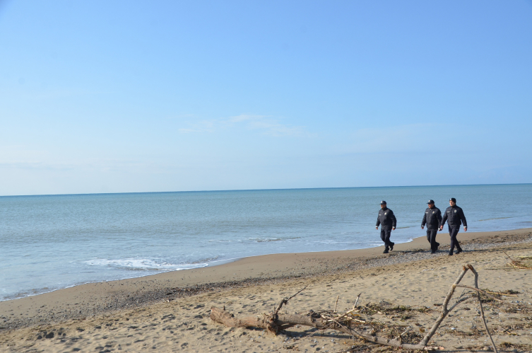 Antalya'da polis ekipleri sahillerde devriye geziyor