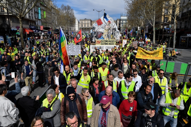 Fransa'da sarı yelekliler yeniden sokaklarda: 32 gözaltı