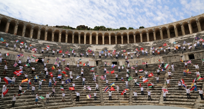 Yüzlerce turist rehberi Aspendos'tan dünyaya 'sizi bekliyoruz' diye seslendi