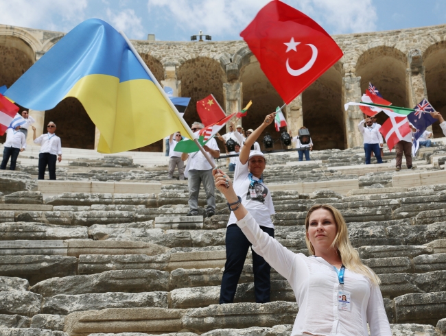 Yüzlerce turist rehberi Aspendos'tan dünyaya 'sizi bekliyoruz' diye seslendi
