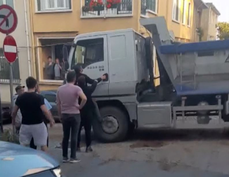 Kamyondan yol gübre döküldü, çevredekiler şoföre tepki gösterdi