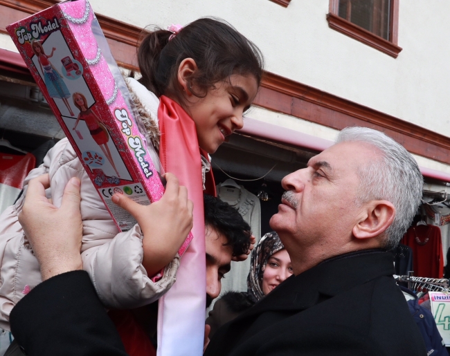 Başbakan Binali Yıldırım, DEAŞ'tan temizlenen el-Bab'a kargo gönderdi