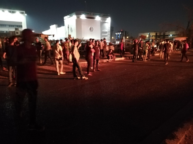 Irak'ın Basra kentinde protestocular yeniden sokağa çıktı