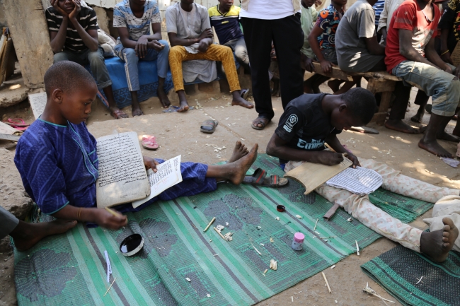 Nijerya'nın Almajirileri hayatla mücadele ederek hafızlık yapıyor