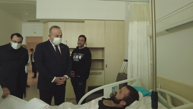 Bakan Çavuşoğlu İstanbul'da depremzedelerle bir araya geldi