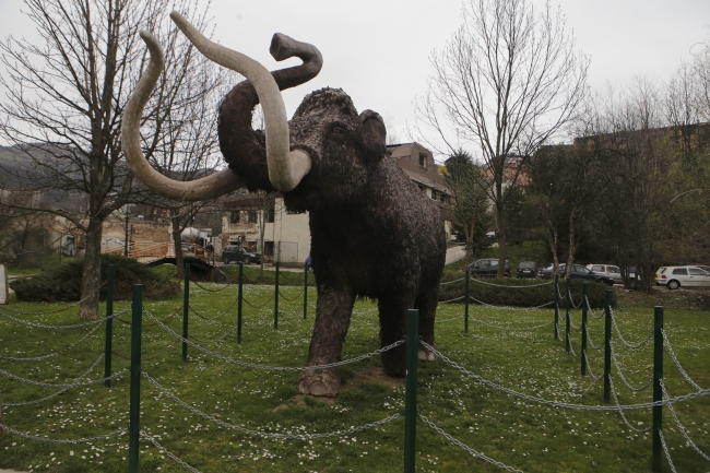 Nesli tükenen hayvanları, heykelleriyle yaşatıyor