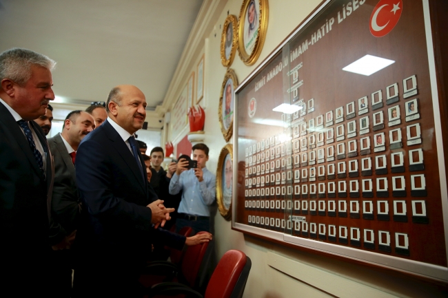 Işık, mezun olduğu okuldaki öğretmenler günü kutlamasına katıldı