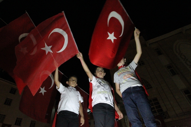 Milyonlar şehitler için meydanlara indi