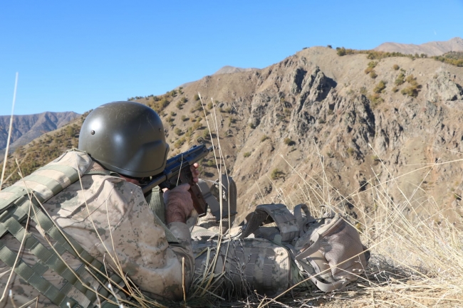 Operasyonlar, inlerine hapsedilen teröristlerin iletişimini de kopardı