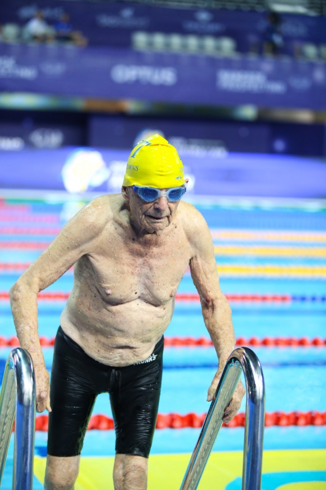 99 yaşındaki yüzücüden rekor bekleniyor