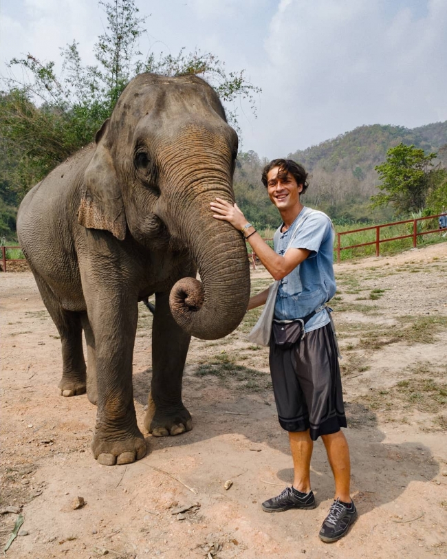 İşinden istifa etti, şimdi bileklik satarak dünyayı geziyor