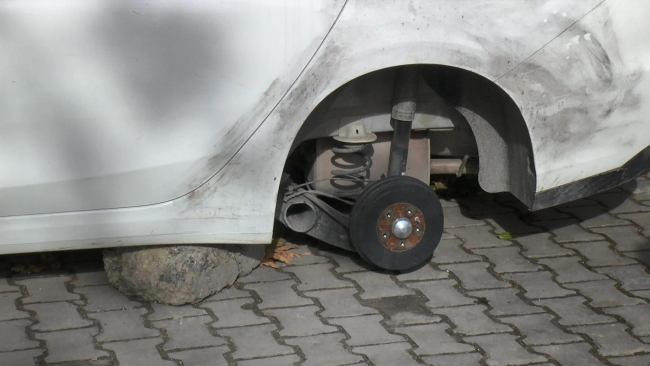Esenyurt'ta 2 otomobilin lastikleri çalındı