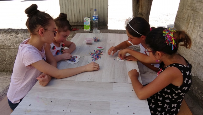 Çocuklar sokak hayvanları için bileklik yapıp satıyorlar