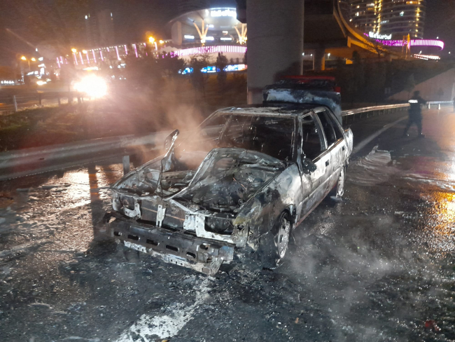 İstanbul'da yanan araçtaki 3'ü bebek 8 kişi son anda kurtuldu