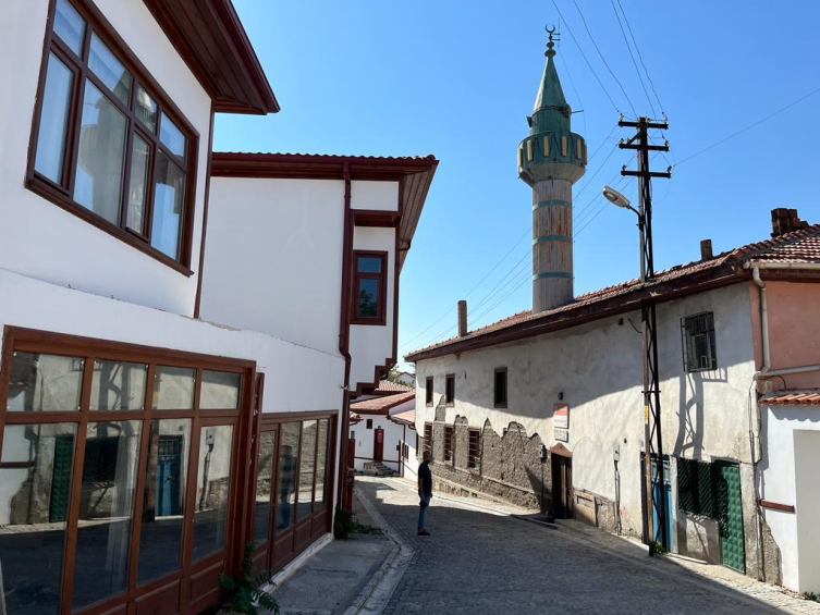 Alitaşı Sokağı, eski Ankara evlerinden örnekler barındırıyor.