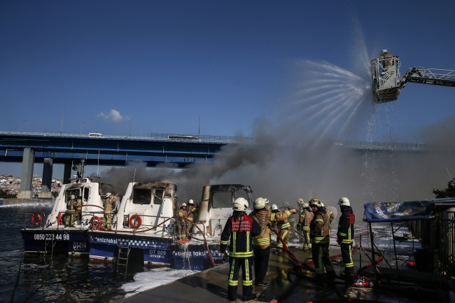 Haliç'te deniz taksilerin olduğu bölgede yangın