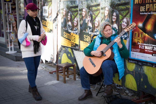 Türkiye'de yaşayan Hobotova, gitarla hayata tutundu