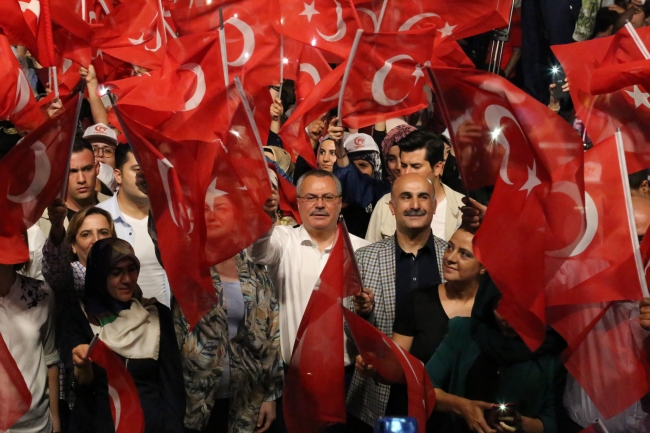 Milyonlar şehitler için meydanlara indi