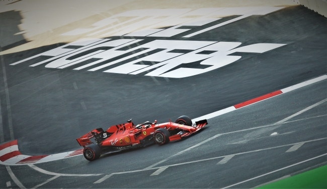 Formula 1'de sezonun 15. yarışını Vettel kazandı