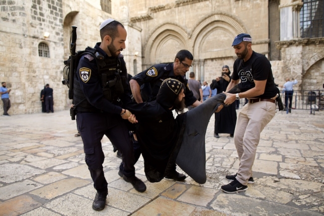 İsrail polisi Kıyamet Kilisesi meydanında rahiplere saldırdı