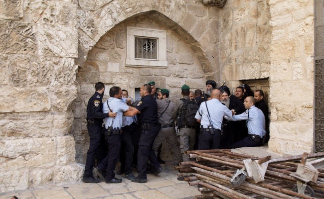 İsrail polisi Kıyamet Kilisesi meydanında rahiplere saldırdı