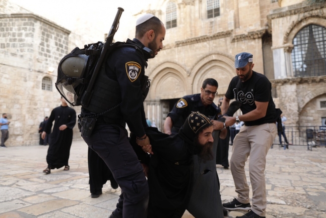 İsrail polisi Kıyamet Kilisesi meydanında rahiplere saldırdı