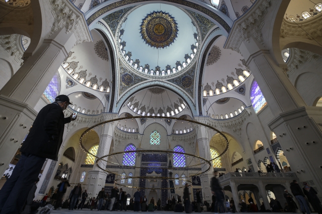 Çamlıca Camii'nde ilk cuma namazına yoğun ilgi