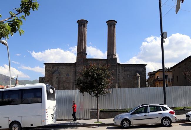 764 yıllık Çifte Minareli Medrese'de çevre düzenlemesi