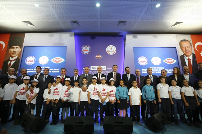 Bakanlar, TRT Genel Müdürü ve öğrenciler trafik dersinde buluştu