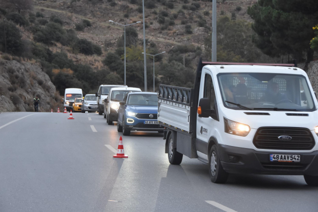 Bodrum'da hafriyat kamyonu dere yatağına yuvarlandı