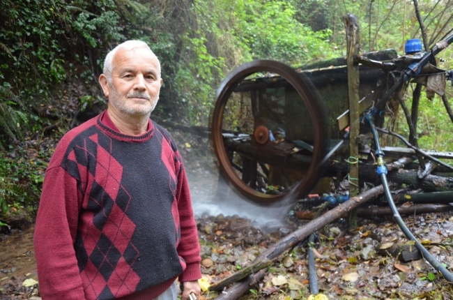 Dere kenarına kurduğu sistemle evinin elektrik ihtiyacını karşılıyor