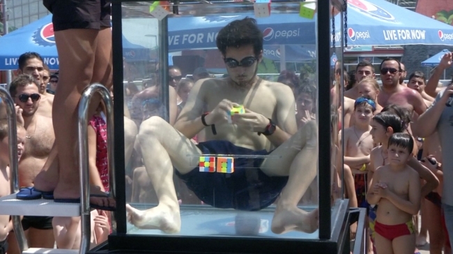 Su dolu fanusta nefesini tutarak 6 rubik küp çözdü