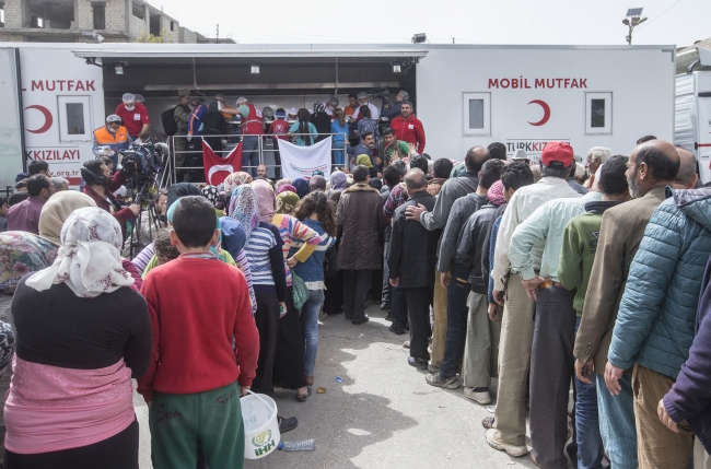 Mobil mutfak ve fırınla Afrinlilere sıcak yemek