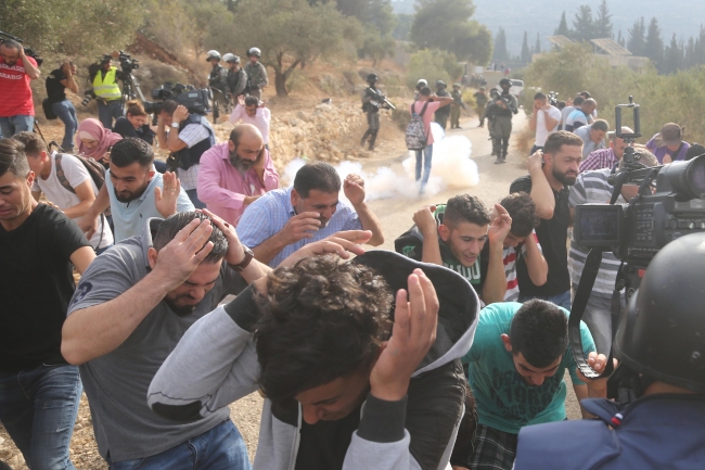 İsrail Batı Şeria'da öğrencilere gerçek mermilerle saldırdı