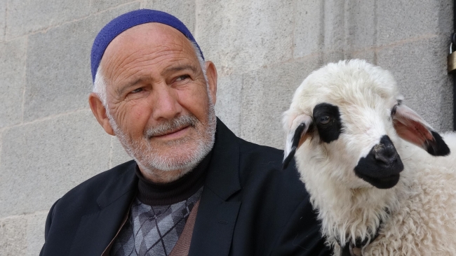 Kuzuları yanından ayrılmıyor