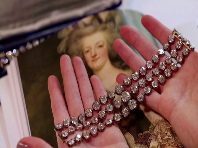 Fransa'nın son kraliçesinin bilezikleri 8 milyon 180 bin dolara satıldı