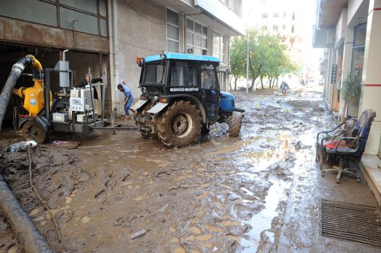 Trabzon'daki selin ardından çalışmalar aralıksız sürüyor