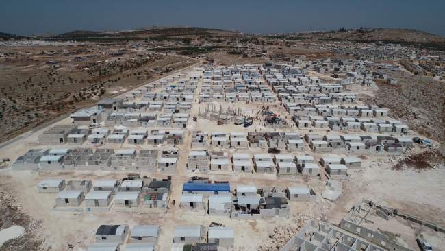 İdlib'de briket evler, savaş mağduru ailelere teslim edildi