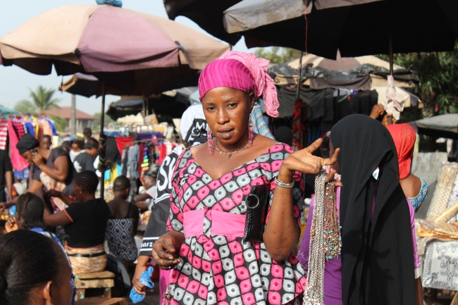 Gine'nin çalışan renkli kadınları