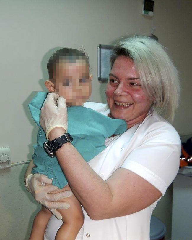 Oyun oynadığı darbukaya kafası sıkıştı