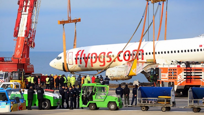 Trabzon'da pist dışına sürüklenen uçak çıkarıldı